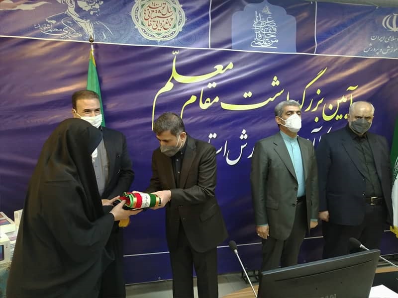 اهدای 80 تبلت به دانش آموزان کم برخوردار استان البرز توسط بانک ملی