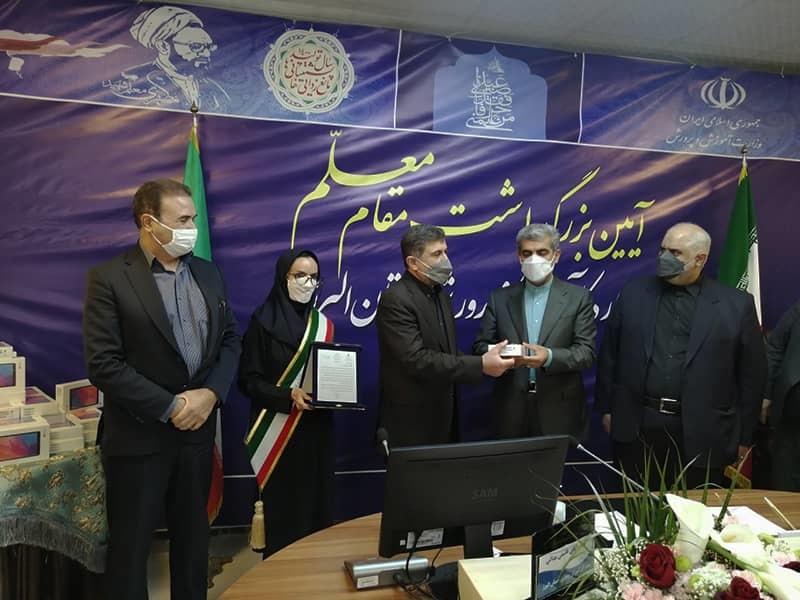 اهدای 80 تبلت به دانش آموزان کم برخوردار استان البرز توسط بانک ملی