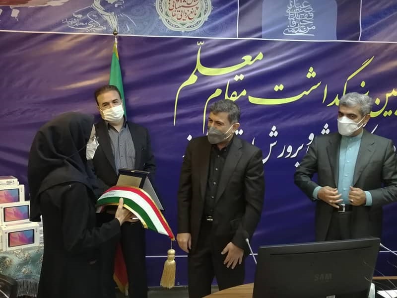 اهدای 80 تبلت به دانش آموزان کم برخوردار استان البرز توسط بانک ملی